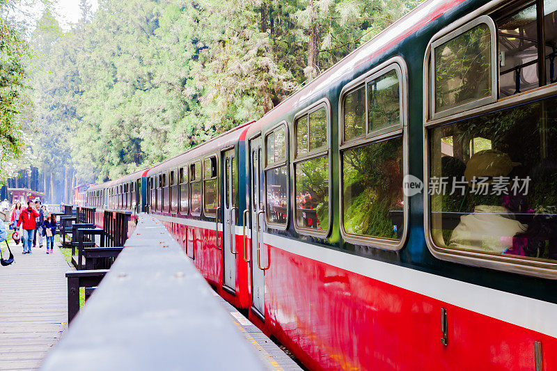 红火车头，火车站在山上，小火车在山上。