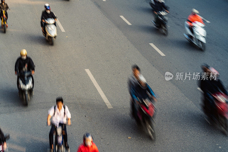 在越南河内的一条路上，模糊的摩托车