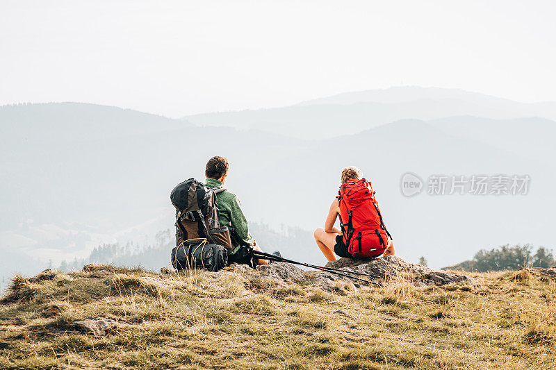 徒步旅行的朋友在山脊上的观点放松