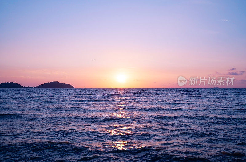 清晨海面上的日出，五彩缤纷的天空，普吉岛海面上的云朵