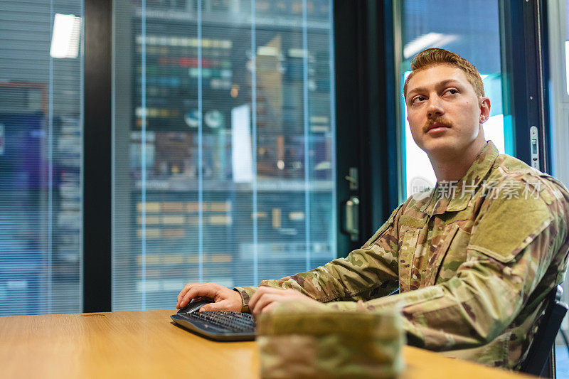 专业工作白人男性国民警卫队军官在办公室设置使用技术照片系列