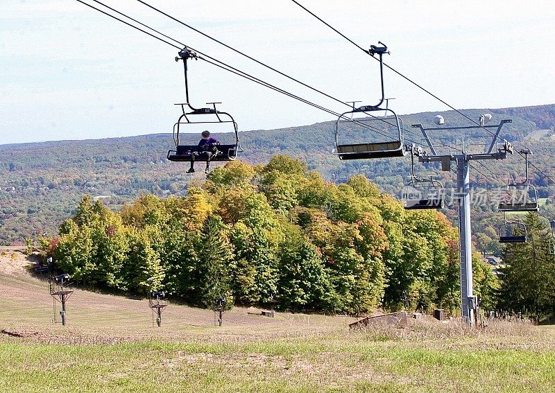 乘坐滑雪缆车欣赏秋色