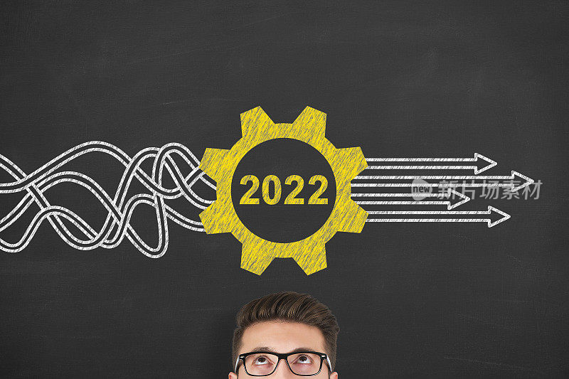 黑板背景上的2022年新年解决方案概念