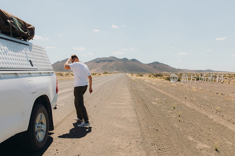 男性旅行者乘摄影卡车探索纳米比亚
