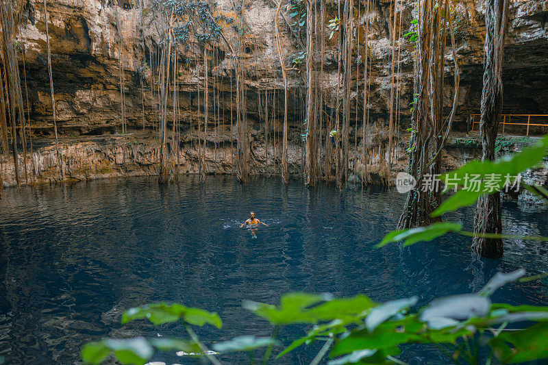 一名男子在墨西哥尤卡坦的天然井中游泳