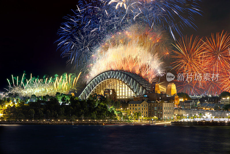 悉尼港大桥新年前夜的烟花，五彩缤纷的NYE烟火照亮了夜空