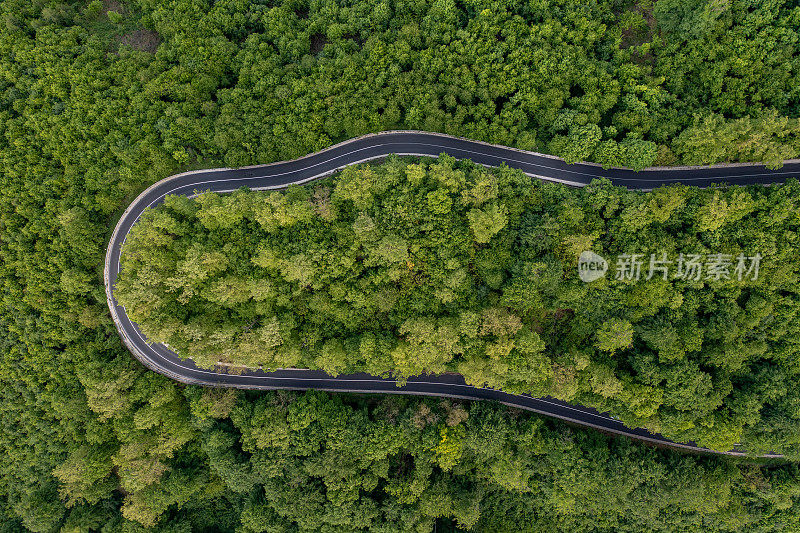 用无人机俯视蜿蜒弯曲的道路