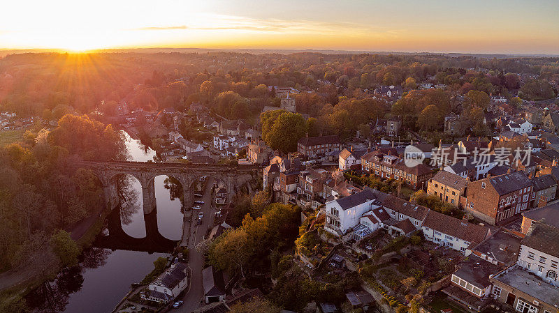 在日落时的鸟瞰历史高架桥和Nidd河在Knaresborough，北约克郡，英国。用0级无人机拍摄