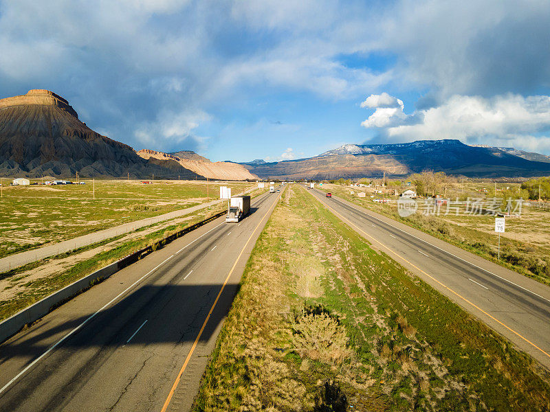 远距离半卡车航拍图70州际公路交通卡车和汽车在西科罗拉多照片系列