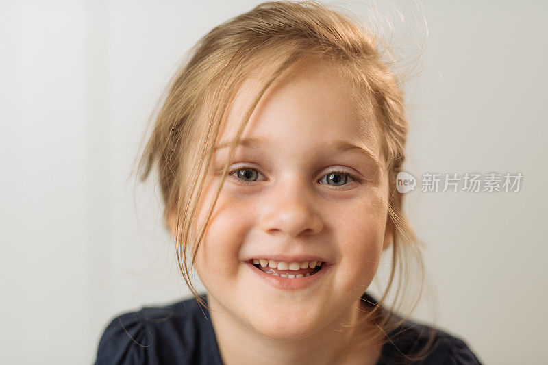 五岁女孩的肖像看着相机和微笑