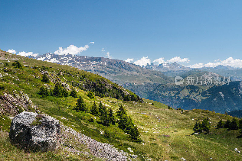 法国阿尔卑斯山脉奥桑山脉山谷的全景