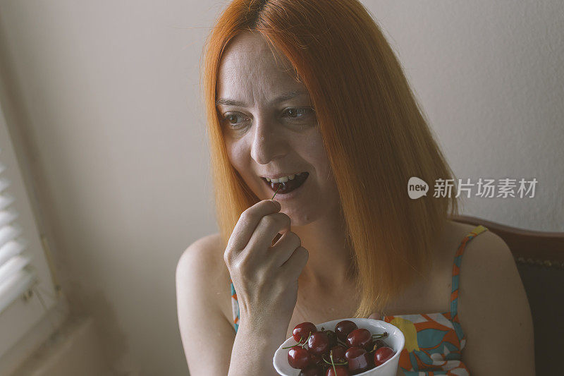 女人吃樱桃
