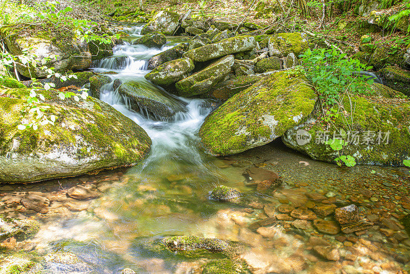 令人惊叹的美丽的瀑布叫Skok(跳跃)和村庄的小溪在古老的山叫Senokos
