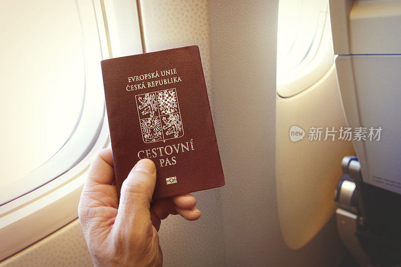 在飞机上持有捷克护照的乘客