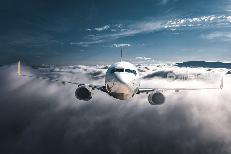 商用喷气式飞机在云层上飞行。