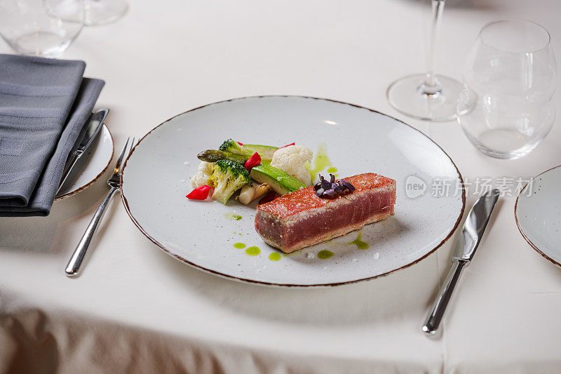 金枪鱼排配新鲜蔬菜在高档餐厅的盘子上装饰