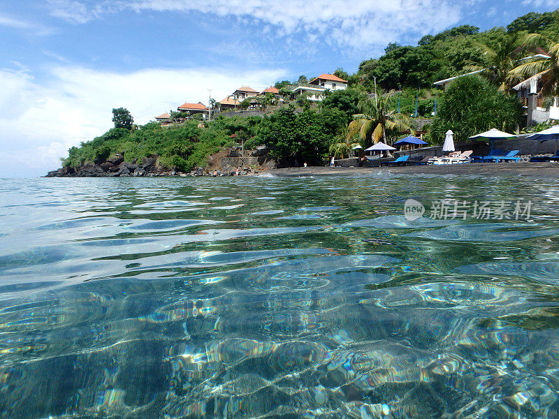 巴厘岛阿米德利帕海滩的绿松石般的海水