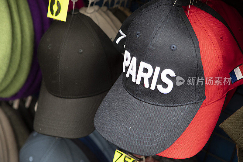 巴黎一家礼品店外出售的棒球帽