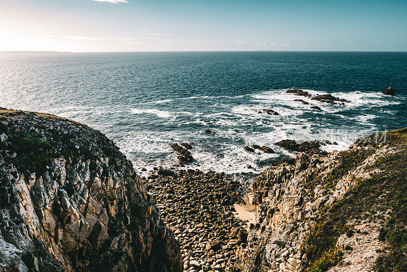 多岩石的海岸法国布列塔尼海岸的海岸景观