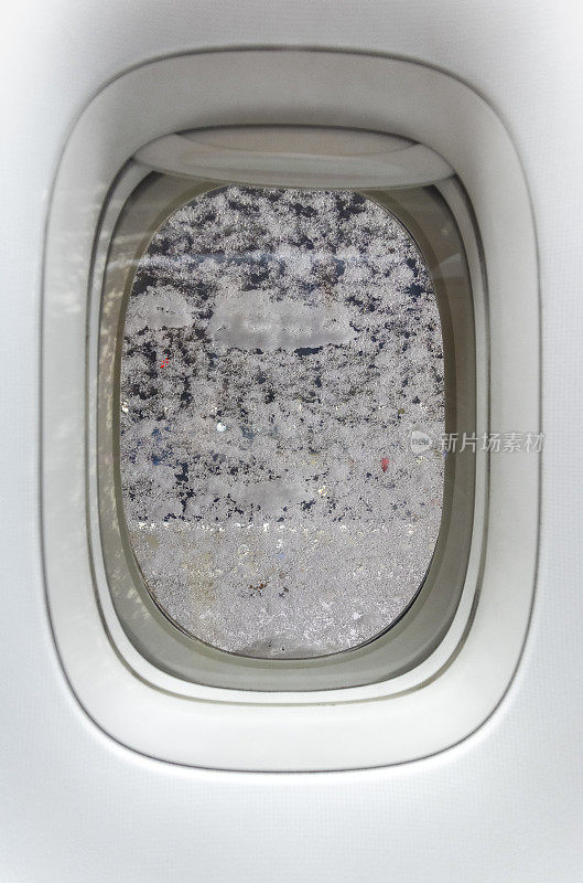 飞机上的窗户在冬天的时候，被雪覆盖着。