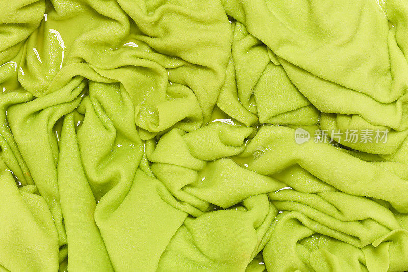 用洗衣粉浸泡过的绿色软毯