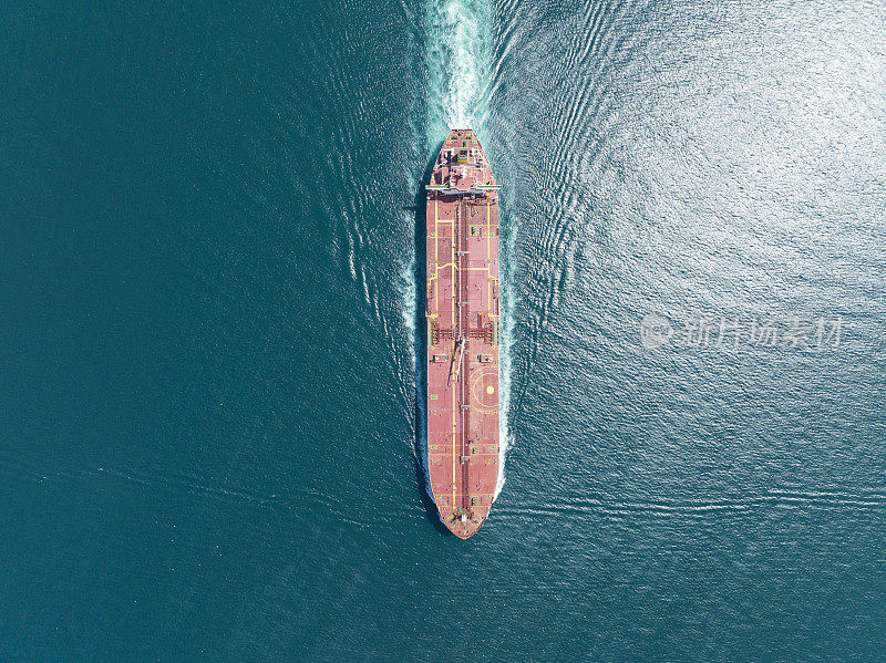 鸟瞰图集装箱船最高航速与美浪满载集装箱。