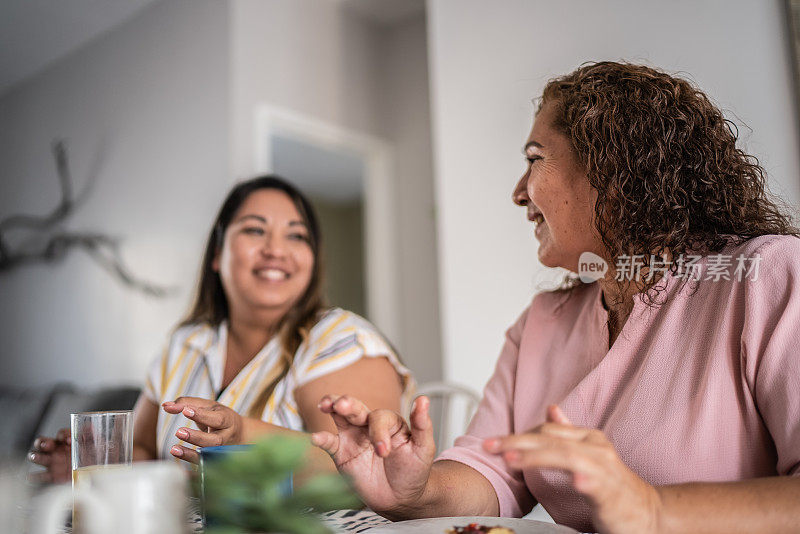 母女俩正在家里吃早饭