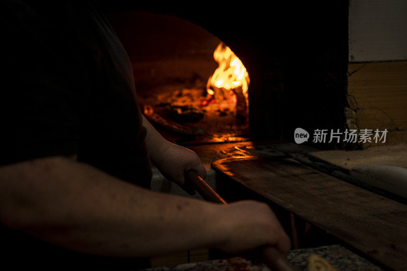 在餐馆里，皮塔饼或皮饼在烤箱或炉子里烹饪。面包店或烘焙屋概念形象