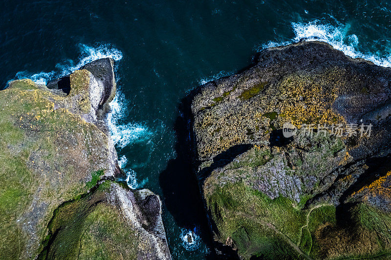 克劳顿，阿伯丁郡，苏格兰航拍，无人机鸟瞰全景(大海，悬崖，海浪和岩石)