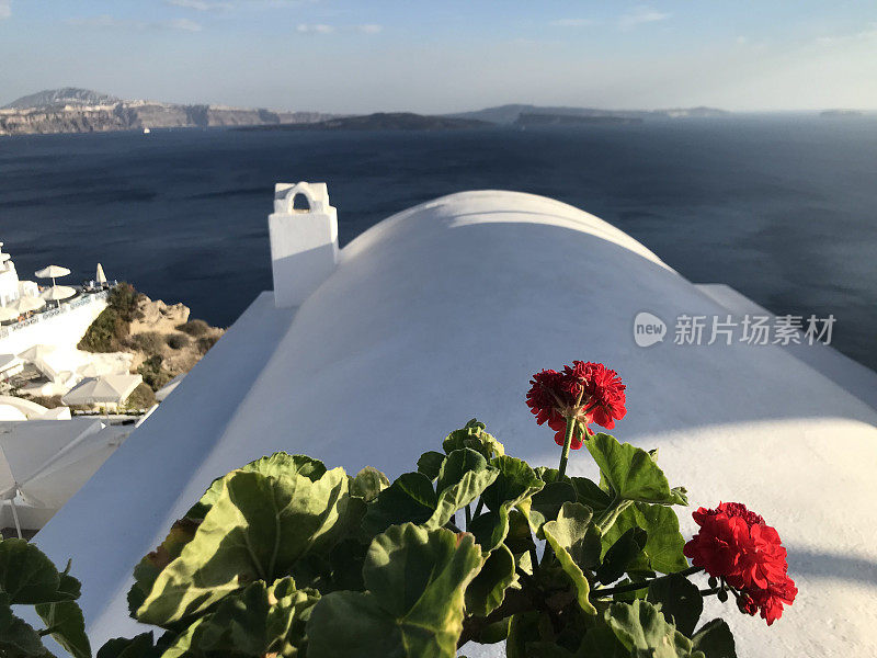 希腊-圣托里尼-伊亚村-小街道和卡尔代拉上的全景