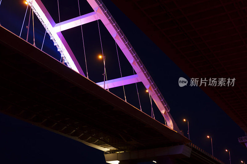 海景，可以看到克里米亚大桥的照明