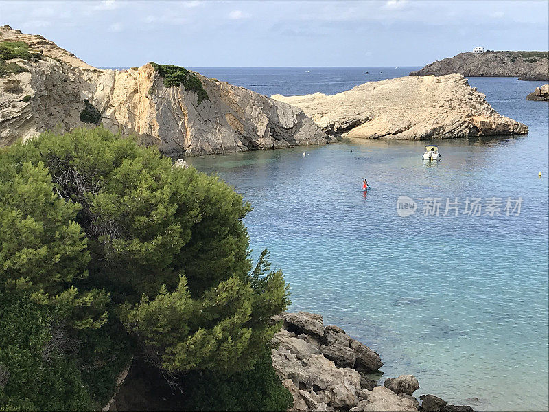 西班牙-米诺卡-阿雷纳尔德恩城堡村和海滩