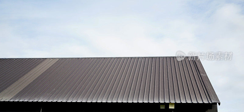 带屋顶的棕色金属板