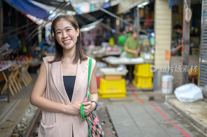 母亲在当地市场买新鲜蔬菜