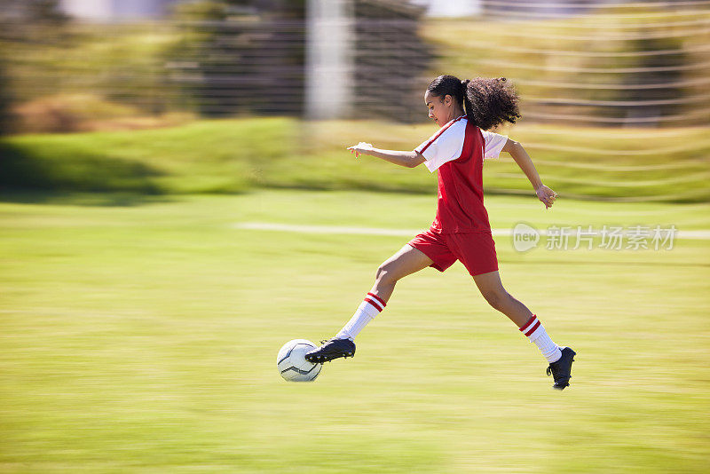 踢足球、踢足球和跑足球的女孩做运动锻炼，锻炼和训练。运动的年轻女运动员穿着运动队制服在草地上跑步进行有氧运动
