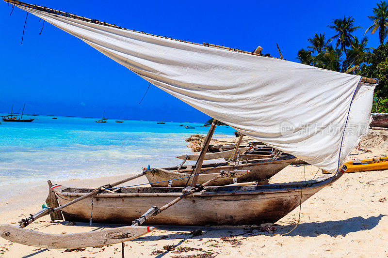 坦桑尼亚桑给巴尔岛印度洋热带沙质Nungwi海滩上的传统木制独桅帆船