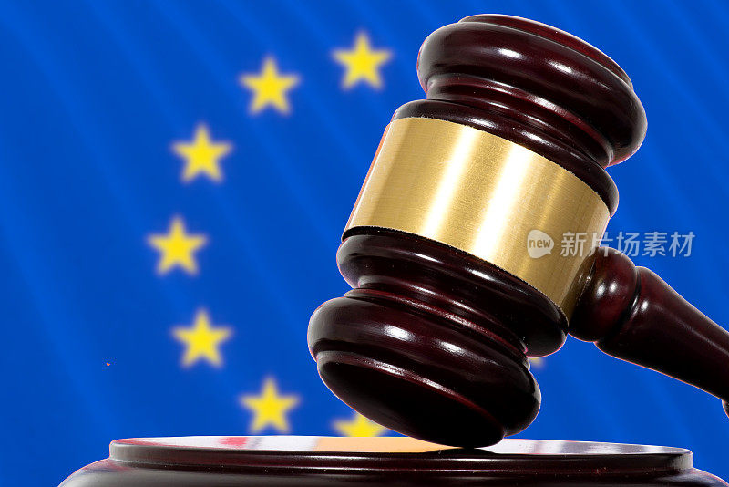 欧盟的旗帜，欧盟的法庭和法官的锤子