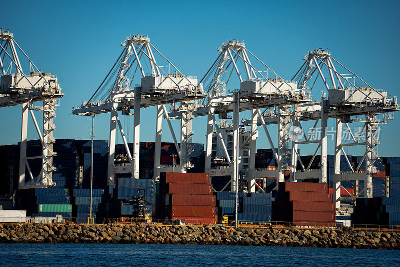 圣佩德罗集装箱船港口与集装箱和起重机在一个晴朗的日子