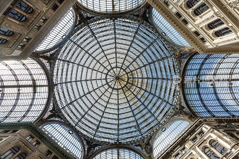 意大利米兰伊曼纽尔二世维托里奥画廊的圆形屋顶玻璃