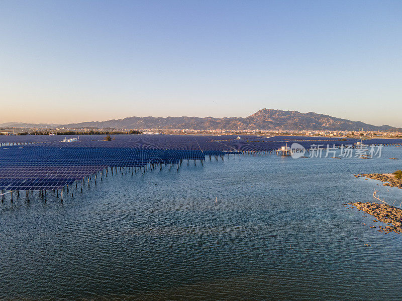 海边的光伏太阳能发电厂鸟瞰图