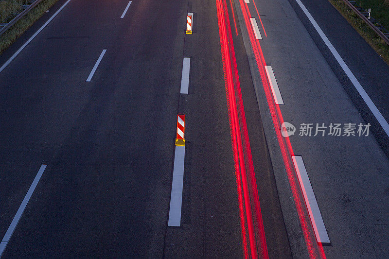 高速公路——从上面看。路过的汽车，运动模糊-交通锥