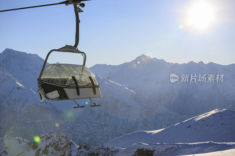 滑雪缆车，高山冬季景观粉雪在山顶。意大利阿尔卑斯山滑雪场。欧洲的滑雪胜地。