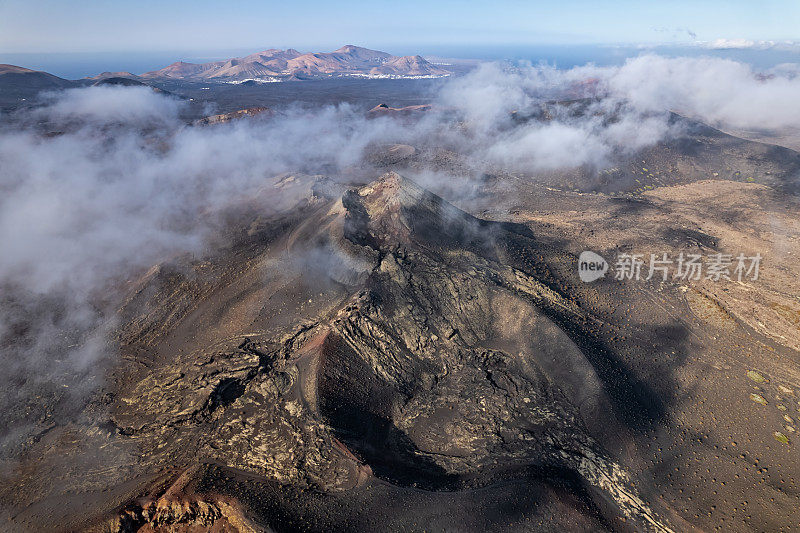 西班牙加那利群岛兰萨罗特岛蒂曼法亚国家公园附近火山山谷的空中全景图。