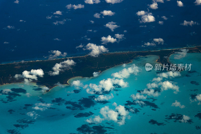 从飞机窗口俯瞰巴哈马群岛