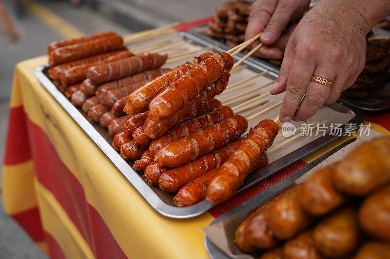 马来西亚槟城的街头烧烤香肠摊