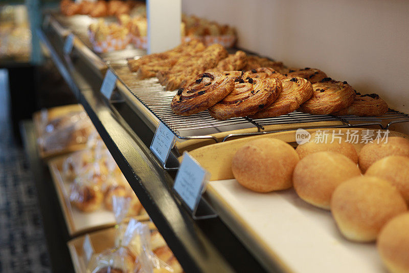 面包店里陈列着新鲜出炉的糕点和小面包