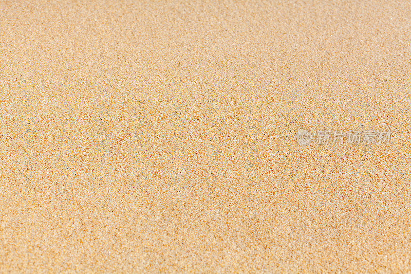 黄色沙子纹理特写背景，沙质图案，自然细沙颗粒背景，干净平坦的米黄色沙子顶视图，浅棕色沙漠沙丘表面，夏季热带海滩横幅，复制空间