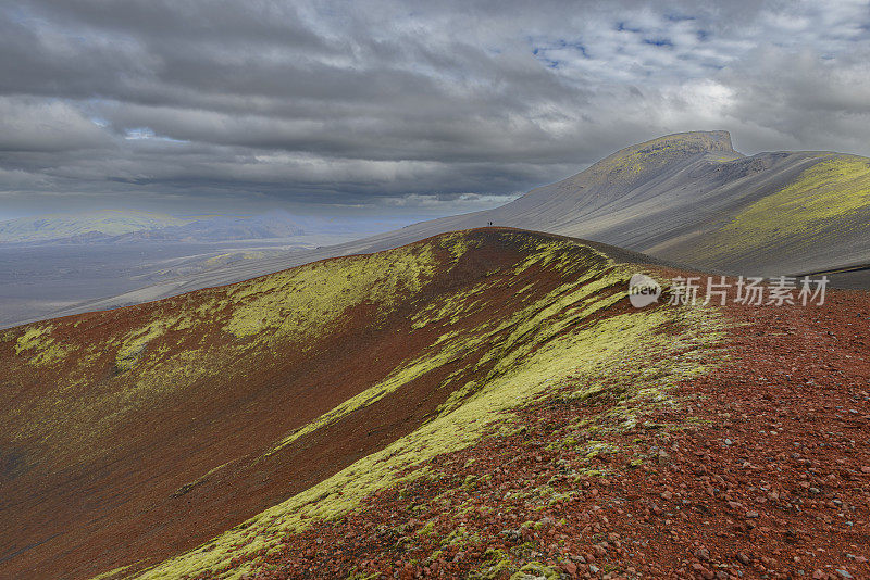 冰岛的红色火山全景图，上面是黑暗的天空