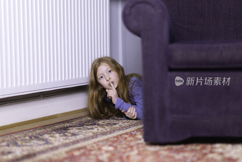 八岁的小女孩在房子里玩捉迷藏