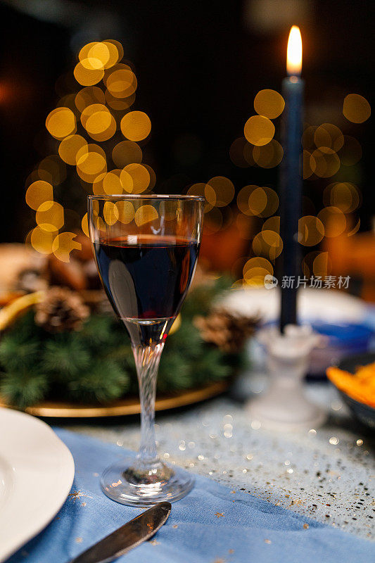 圣诞晚宴餐桌上的一杯红酒